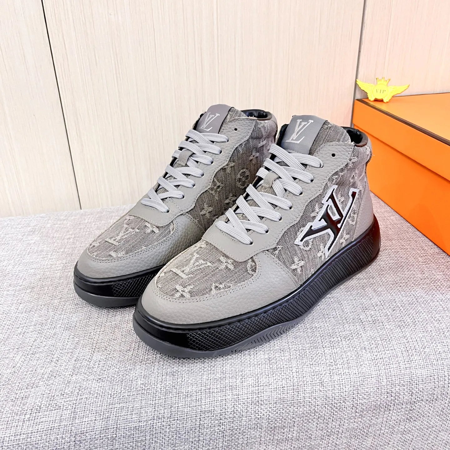 Men's shoes💰 460💰[LV]🔥Louis Vuitton, high-end men's shoes brand, official website 1:1 latest masterpiece: the upper is made of Italian imported first-layer cowhide with a comfortable and breathable lining➕original non-slip and wear-resistant outsole🔥, making walking more convenient and comfortable! An exclusive new model, a stunning work, a beautiful 1:1 replica [color] compared to the official quality! Create a fashionable personality to set off your uniqueness! A must-have for trendy men! Classic🔥Size: 38-44 Color: 🔥Multiple colors available🔥